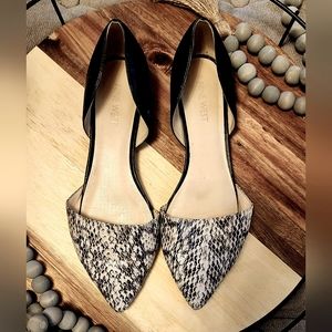 Womens size 8.5 Nine West snake flats